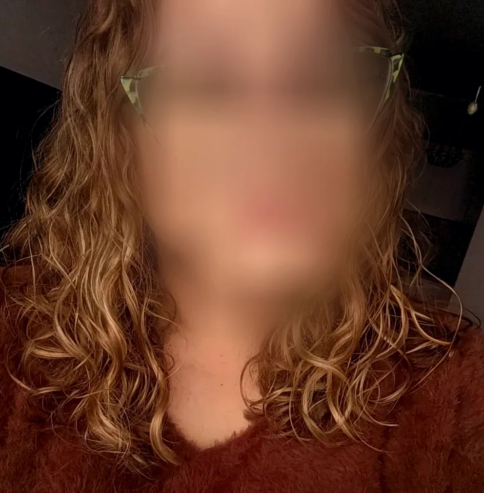 Cerys, 29