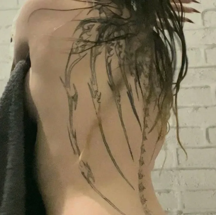 Ella, 21